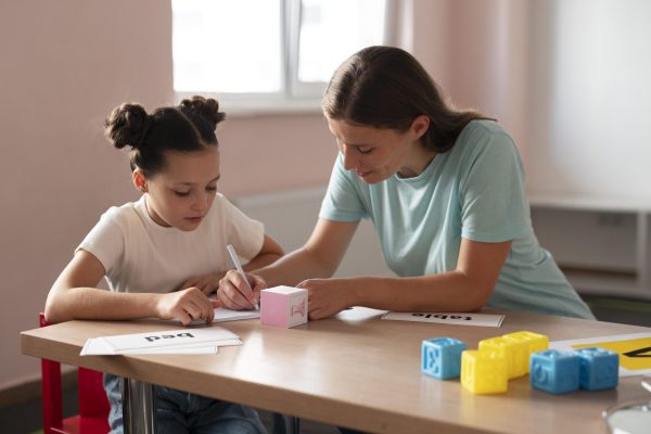 psychologist-helping-little-girl-speech-therapy psychologist-helping-little-girl-speech-therapy